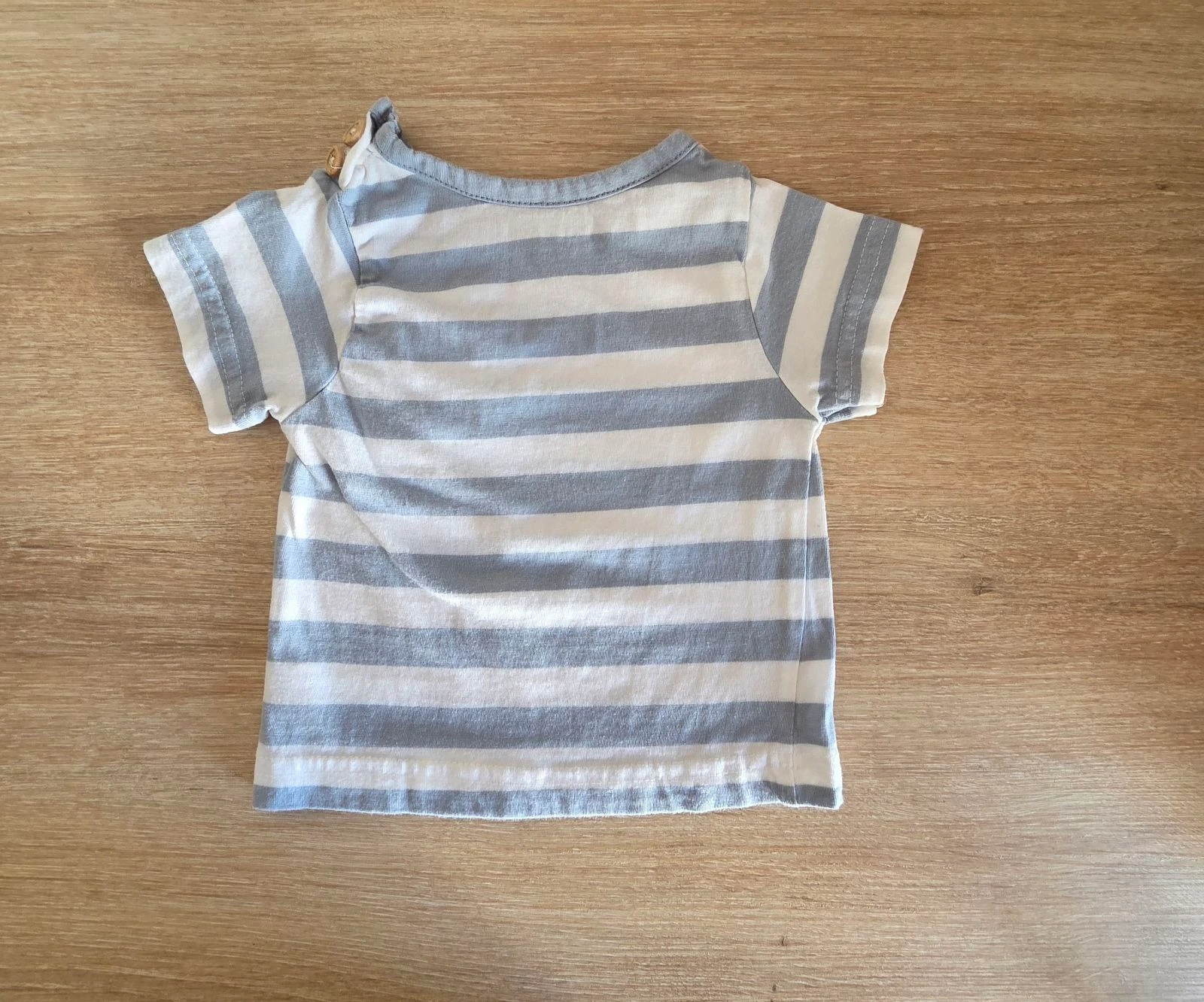 T-shirt listrado azul e branco com bolso bordado estilo barco Bouchara Tamanho 3 meses – photo 3